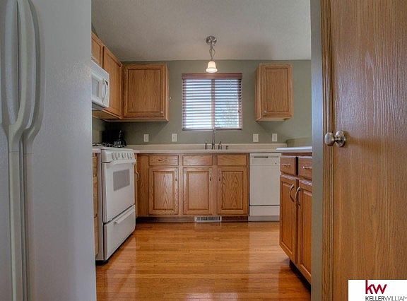 4th image of 16463 Burdette St
