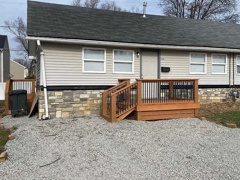 330-332 Highland Dr — Photo 2