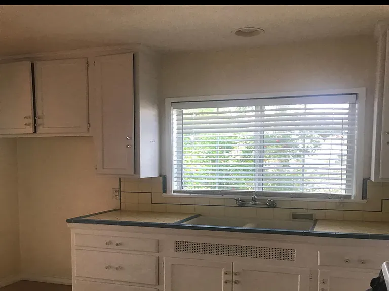 W Glenoaks Blvd — Photo 10