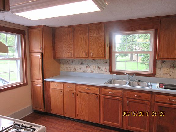 5th image of 904 E Henry St