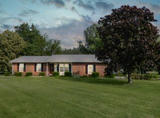 912 W 12th St, Flora, IL 62839