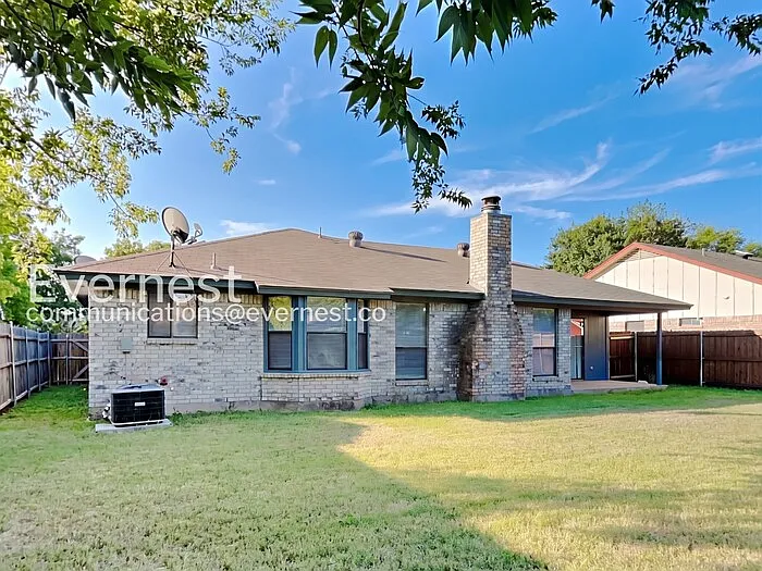 1800 Willow Vale Dr — Photo 2