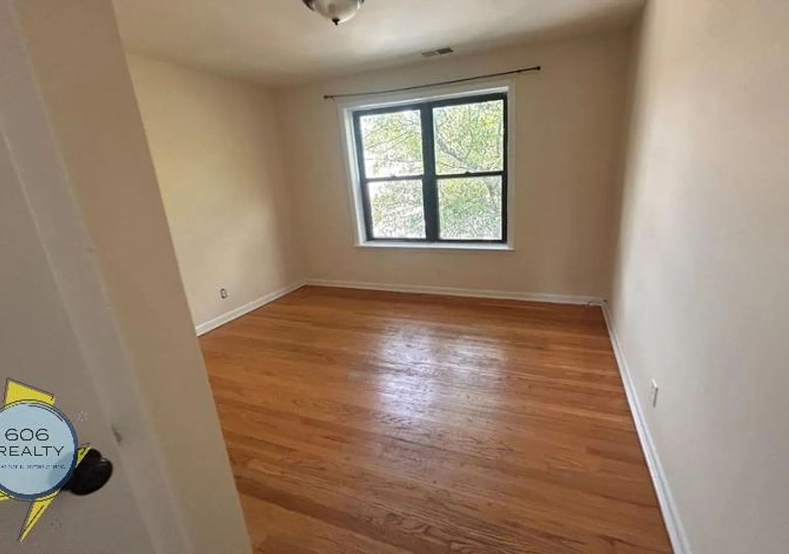 2 bed, 1.0 bath, $1,450 — Photo 2