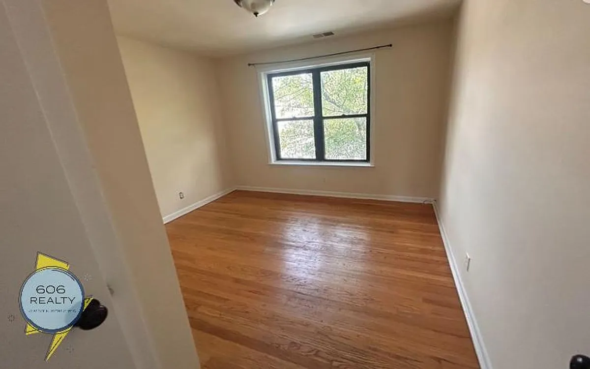 Building Photo - 4811 W Warwick Ave #2W