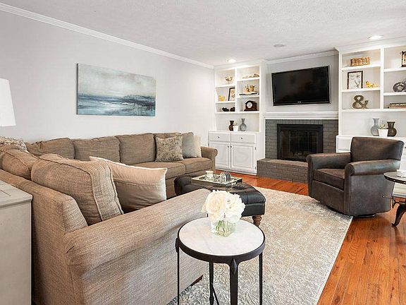 4th image of 325 Greenglade Ave