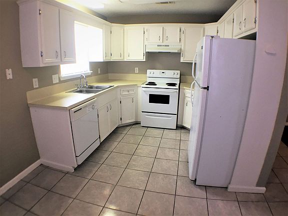 2nd image of 111 Las Palmas St APT 1