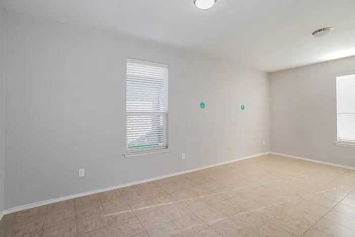 3 bed, 2.5 bath, 2598 sqft, $2,070 — Photo 4