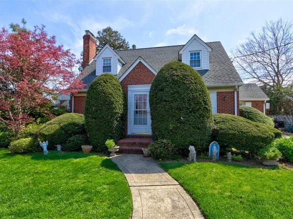 25 Milton Court, Rockville Centre, NY 11570