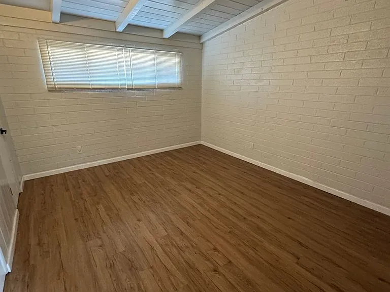 2762 N Forgeus Ave — Photo 2