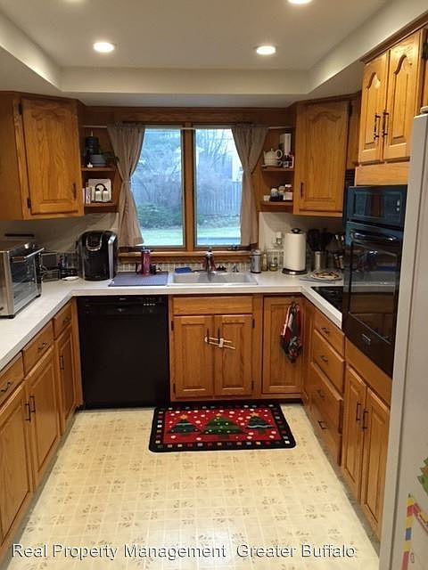 1st image of 144 Pin Oak Dr