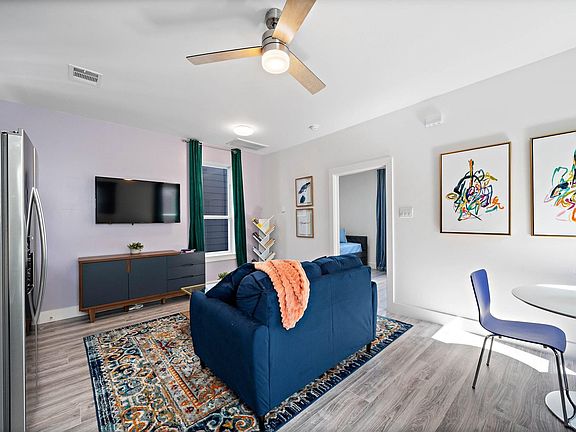 4th image of 207 E 38th St #B
