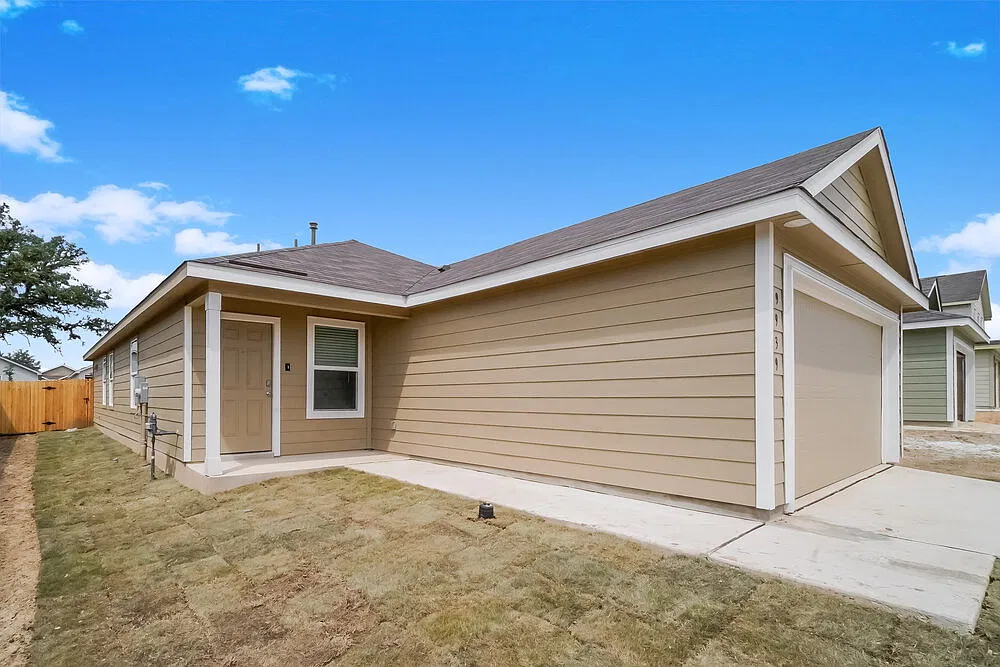 3 bed, 2.0 bath, 1440 sqft, $1,555 — Photo 3