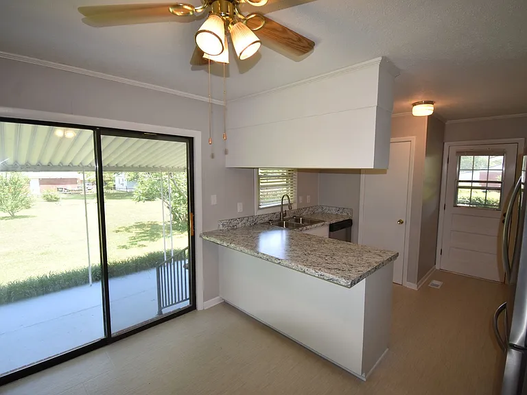 328 Desmond Dr — Photo 6