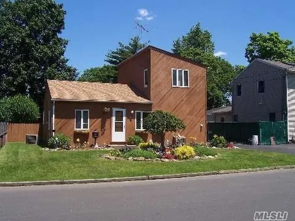 105 Cherubina Ln, North Babylon, NY 11703