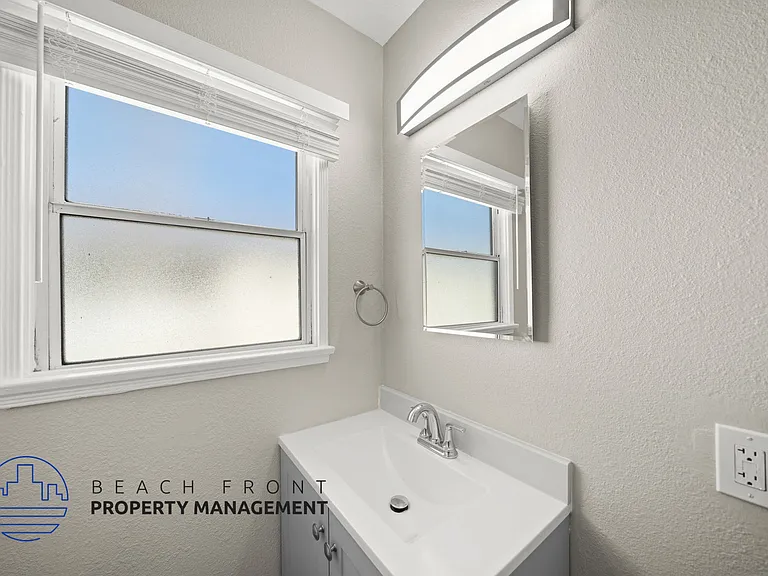 807-811 W. 15th Street — Photo 11