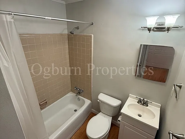 841-843 845 847 West St #6 — Photo 6