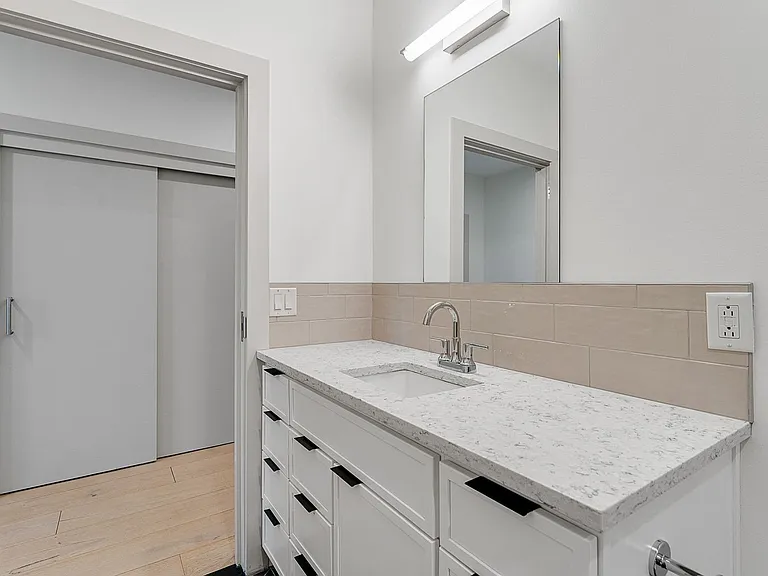 Bank Street Apartments at Burlington Square — Photo 64