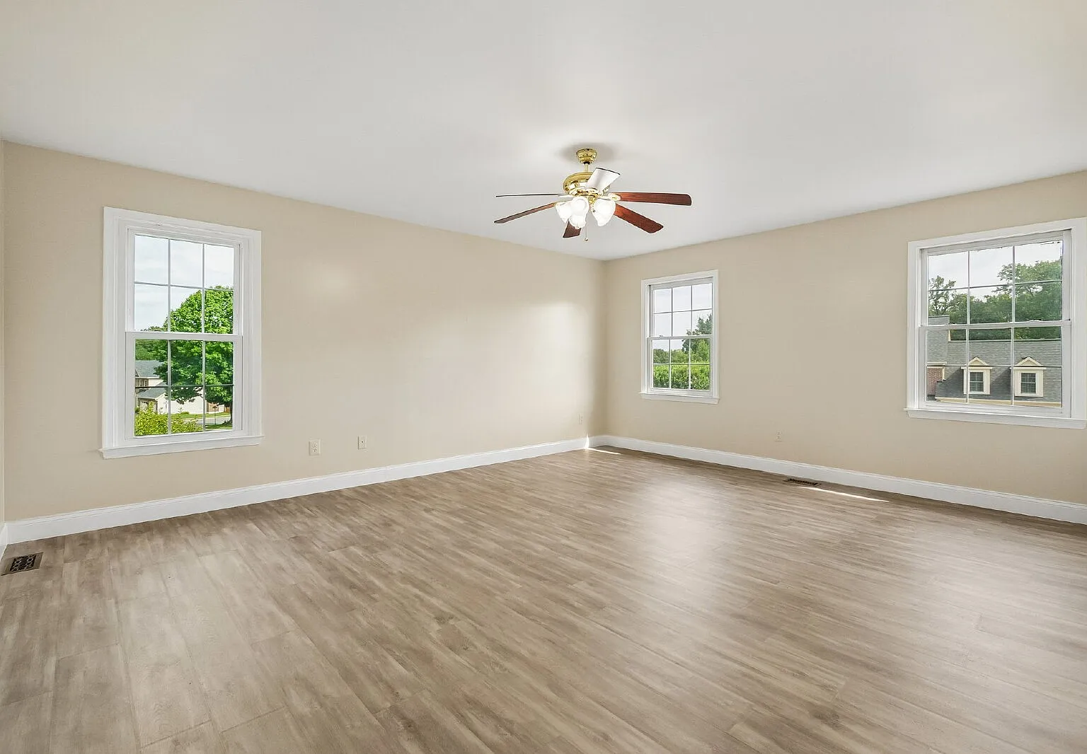 5 bed, 3.5 bath, 3722 sqft, $3,500 — Photo 3