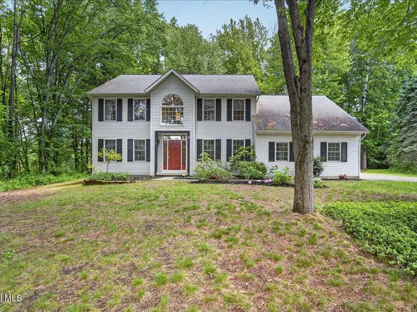 7 Brookview Court, Halfmoon, NY 12065