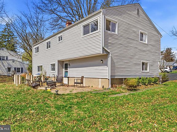 3rd image of 27 Bayberry Rd