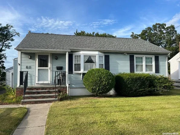 61 Mohawk Drive, North Babylon, NY 11703