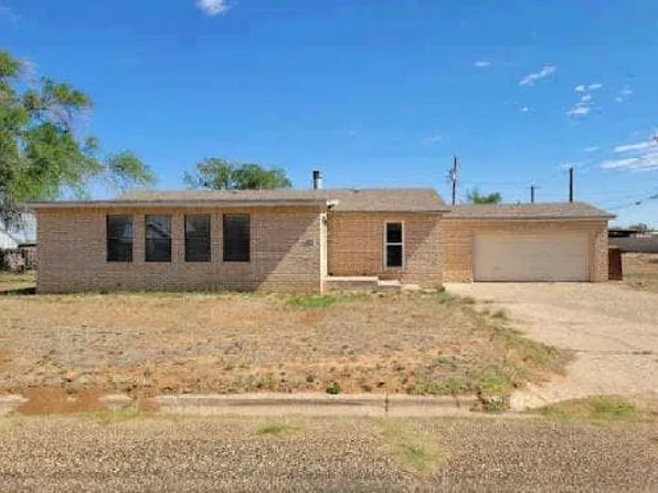 104 W McCallon St, Sundown, TX 79372