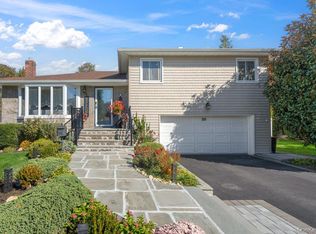 20 Vista Rd, Plainview, NY 11803