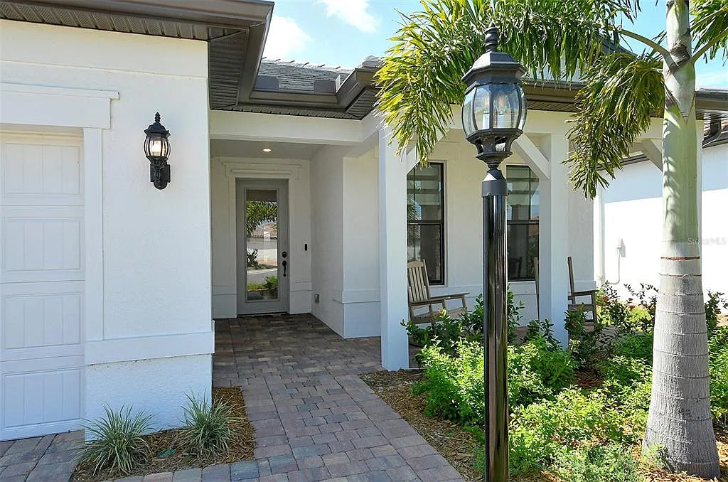 3 bed, 2.0 bath, 2054 sqft, $10,000 — Photo 3