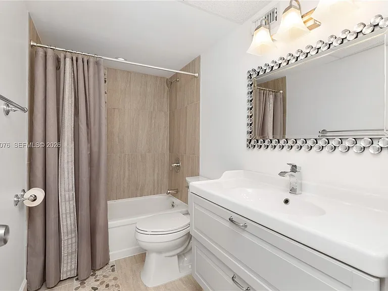 301 NE 14th Ave #307 — Photo 24