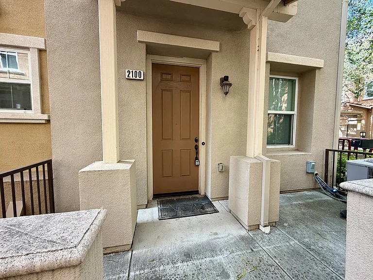 2100 Beech Cir — Photo 2