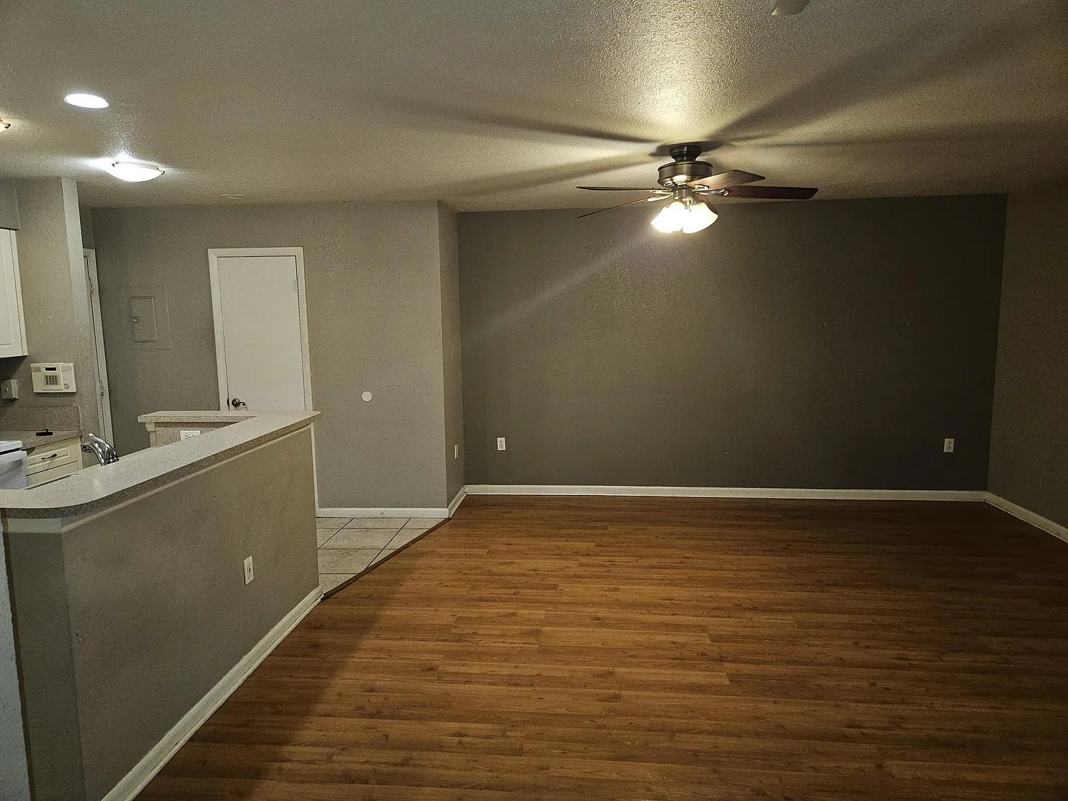 1 bed, 1.0 bath, 745 sqft, $1,650 — Photo 2