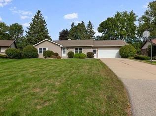 2340 W Wintergreen Dr, Appleton, WI 54914