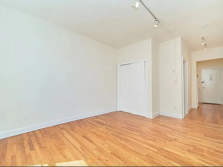 233 E 12th St #1D — Photo 3