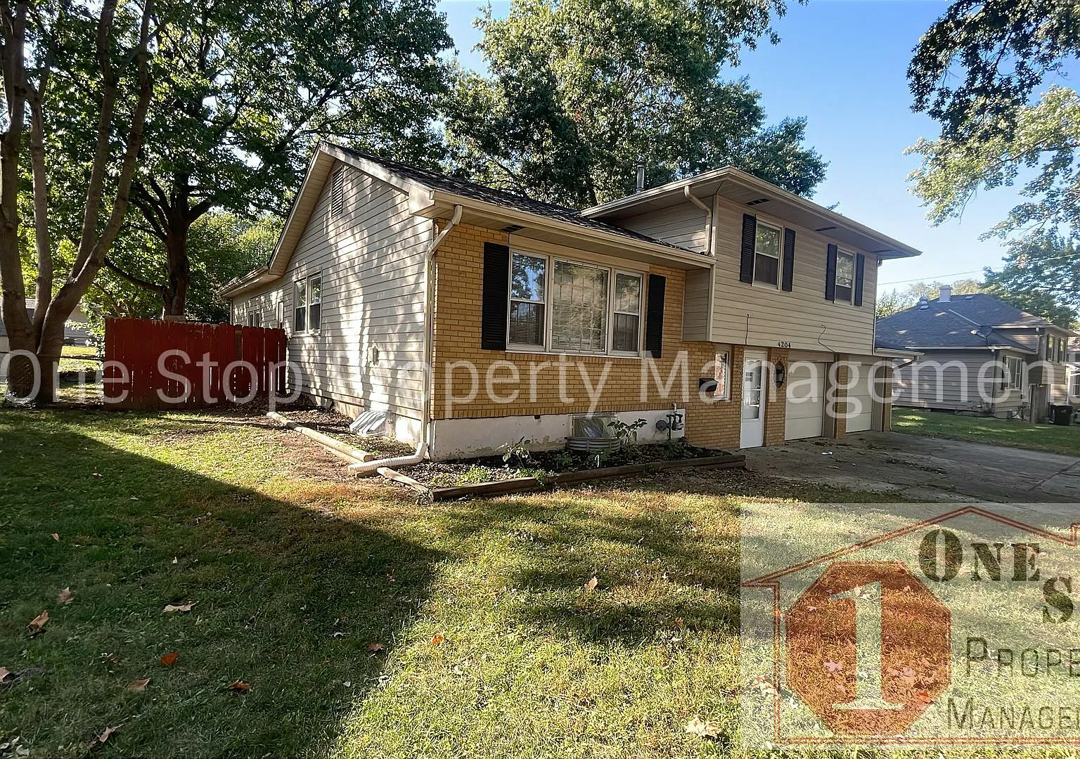 Charming 3 bedroom, 2.5 bathroom home with 2 car garage in Independence, Missouri — Photo 2