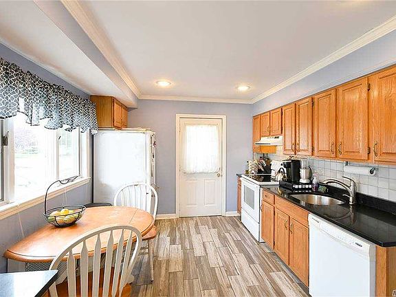 5th image of 105 Brenner Ave
