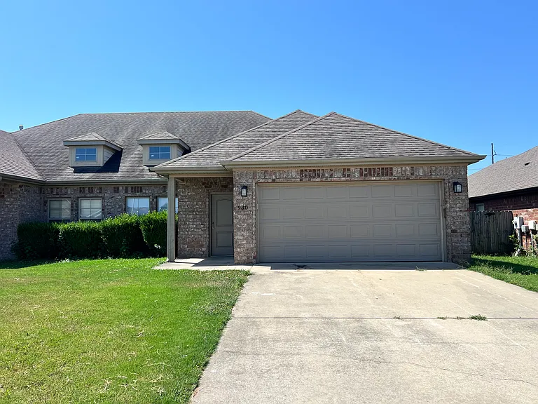 930 Kensington Dr #930 — Photo 1