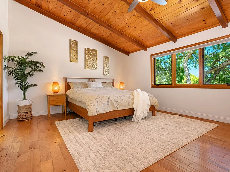 1049 Woodside Ln — Photo 4