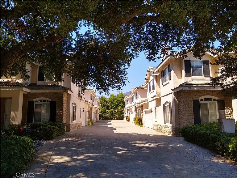 813 W Walnut Ave — Photo 2