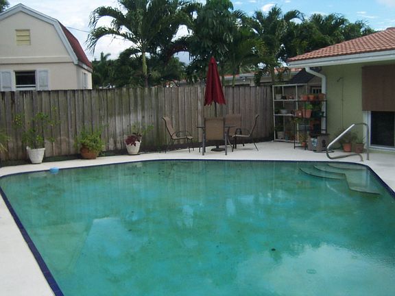 Pool privacy fence