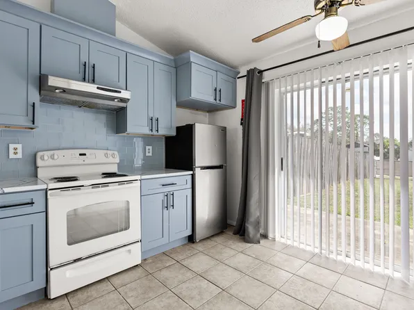 2809 Coral Reef Dr, Orlando, FL 32826