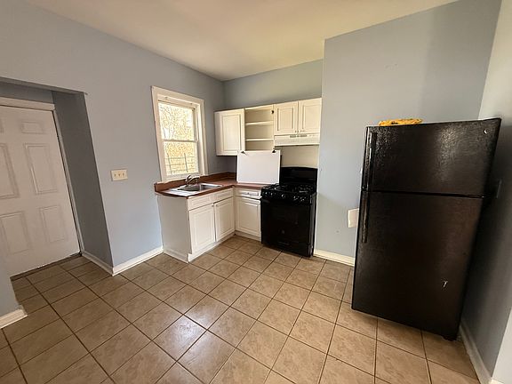 3rd image of 138 Highland St Floor 1