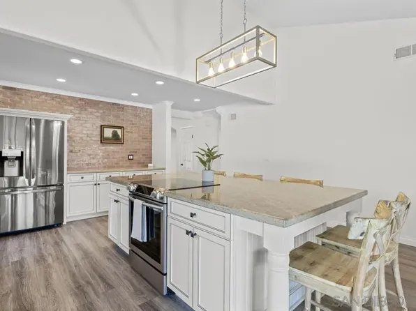 621 Palmbark St, Vista, CA 92083