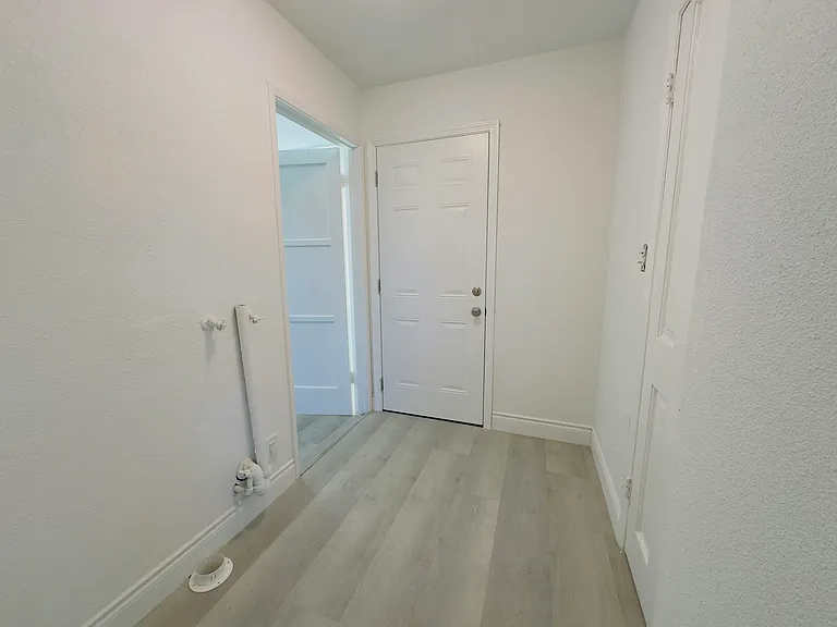 233 E Nicolet St #233 — Photo 4