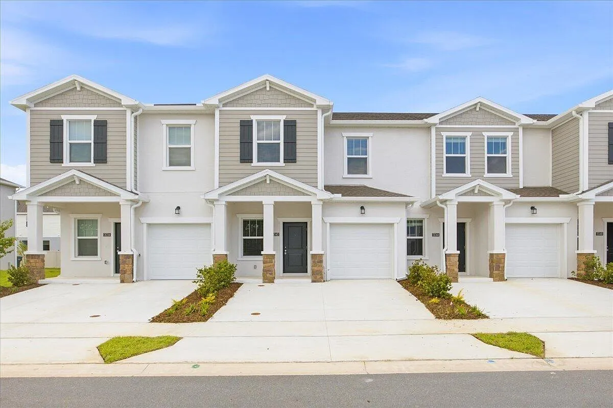 3 bed, 2.5 bath, 1834 sqft, $1,900 — Photo 1