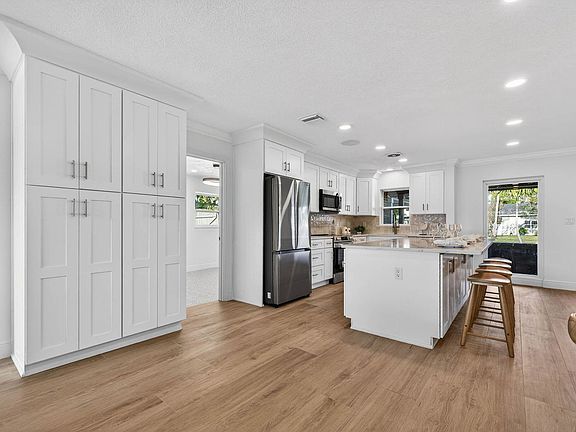 5th image of 4790 Venetian Blvd NE
