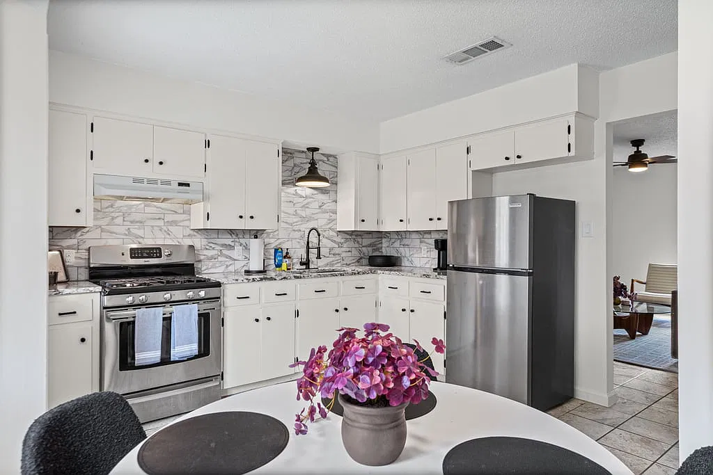 3 bed, 916 sqft, $3,250 — Photo 4