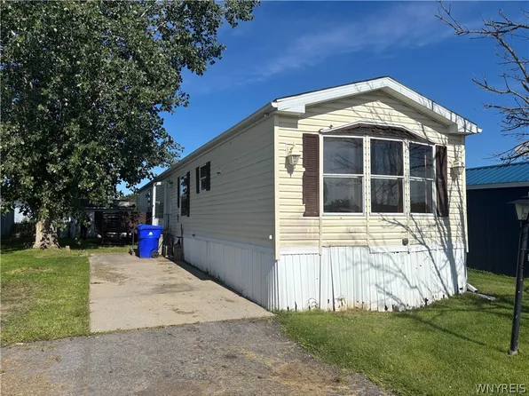 1256 Ridgewood Dr, Lockport, NY 14094
