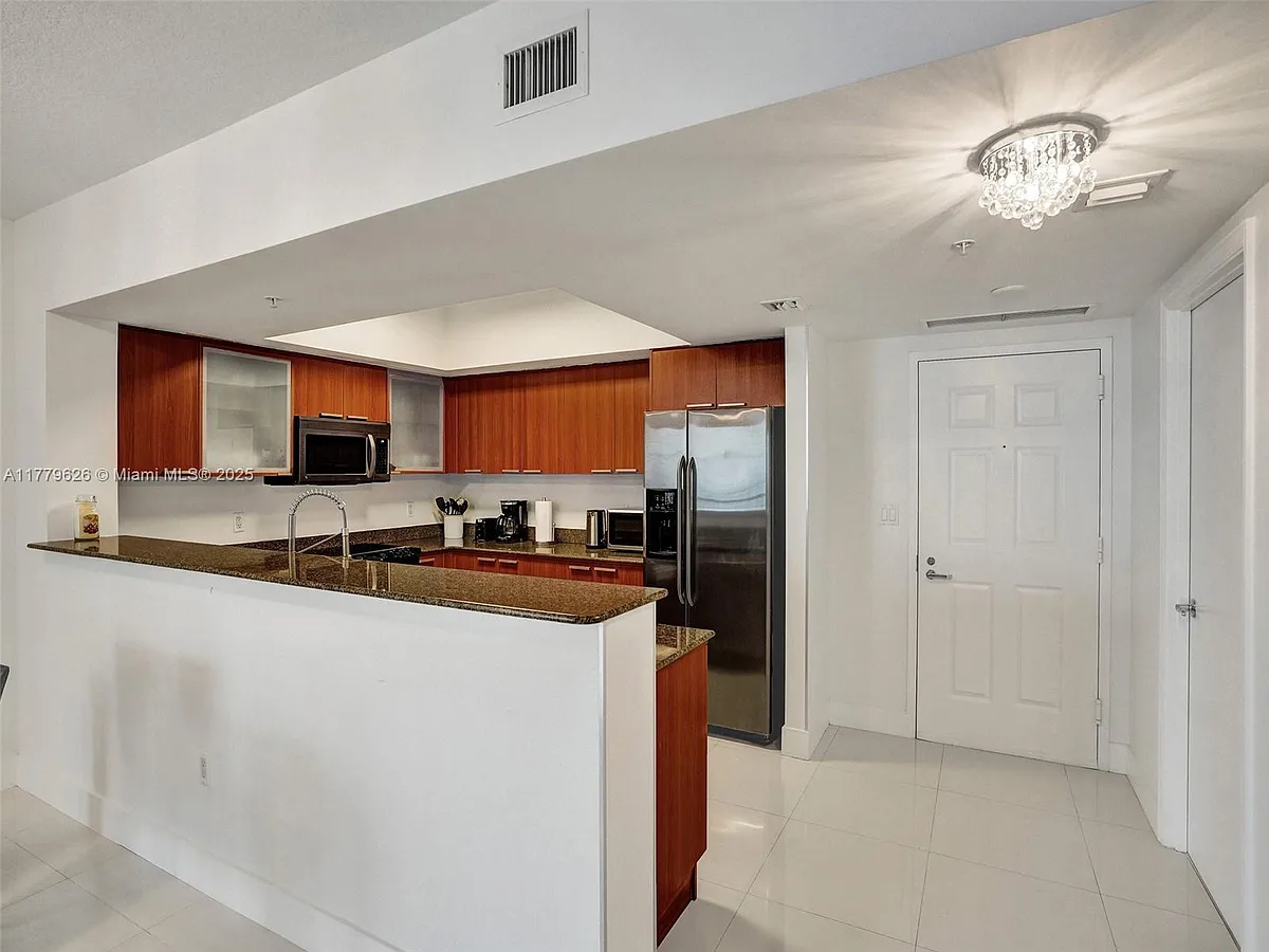 Building Photo - 16699 Collins Ave #2305
