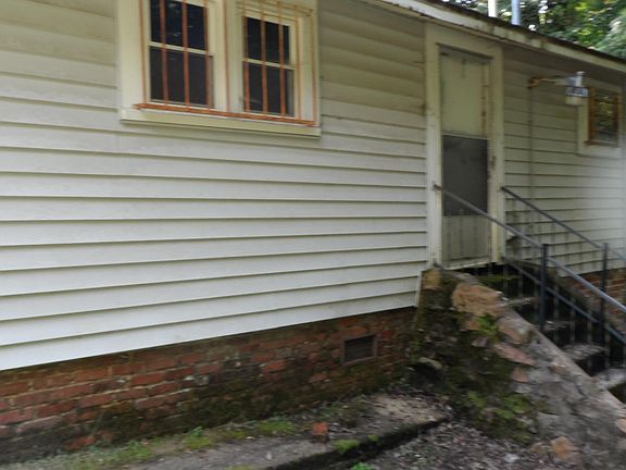 5th image of 902 Spring St