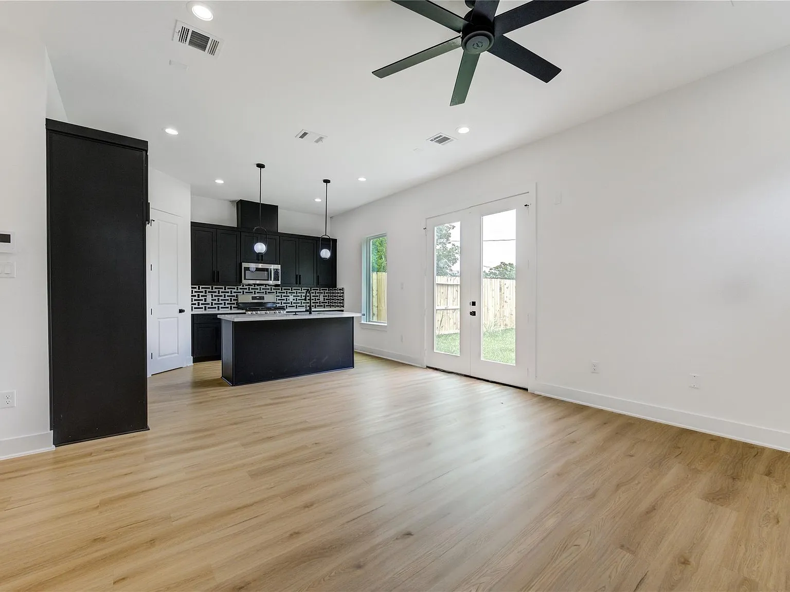 3 bed, 2.5 bath, 5540 sqft, $2,500 — Photo 3